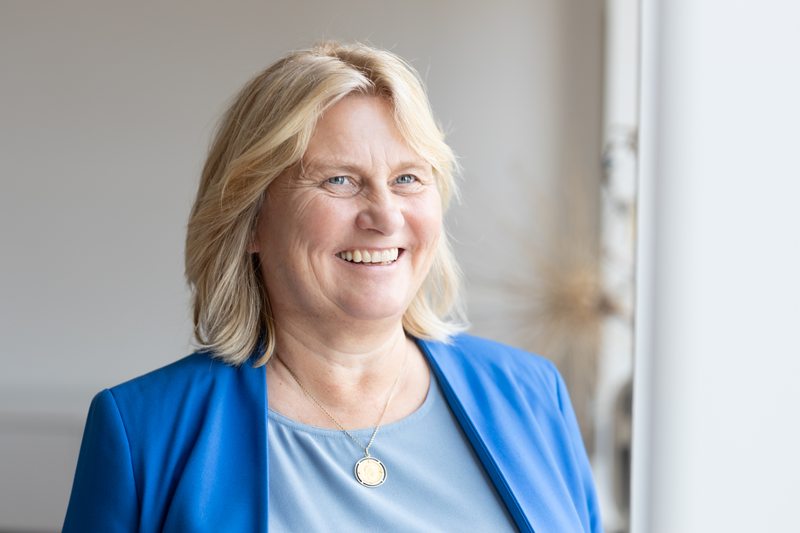 Mag. Gerlinde Pramer, lächelnd mit blauem Blazer