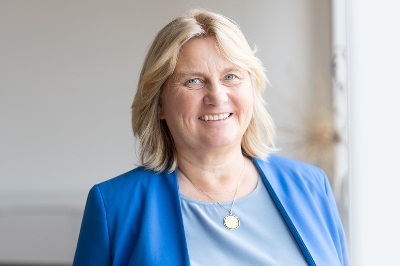 Mag. Gerlinde Pramer, Portrait mit blauem Blazer